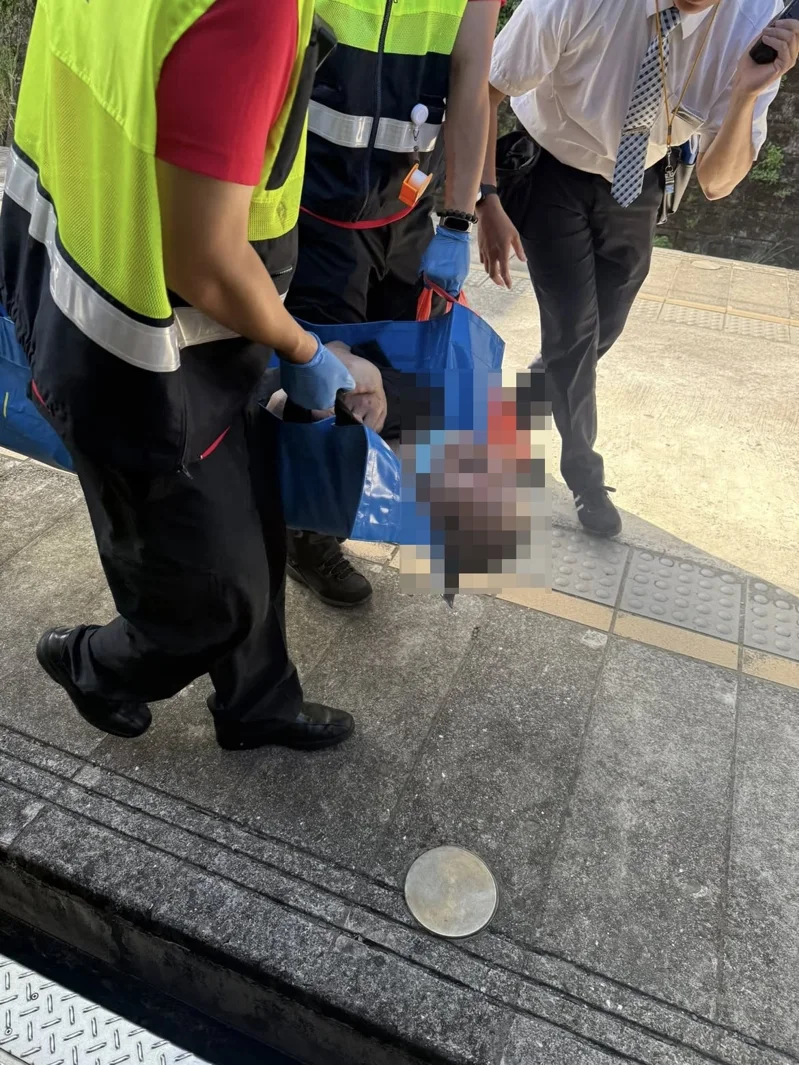 宜蘭 男子突昏倒 跌入鐵軌 閃過列車 自己爬上月台 3A娛樂城